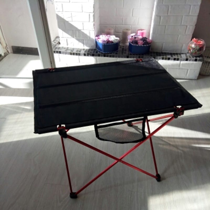 Folding camping table